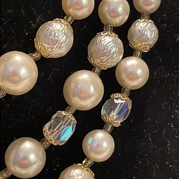 Vintage 1950s triple strand golden golden netted simulated white pearls necklace - Picture 8 of 14